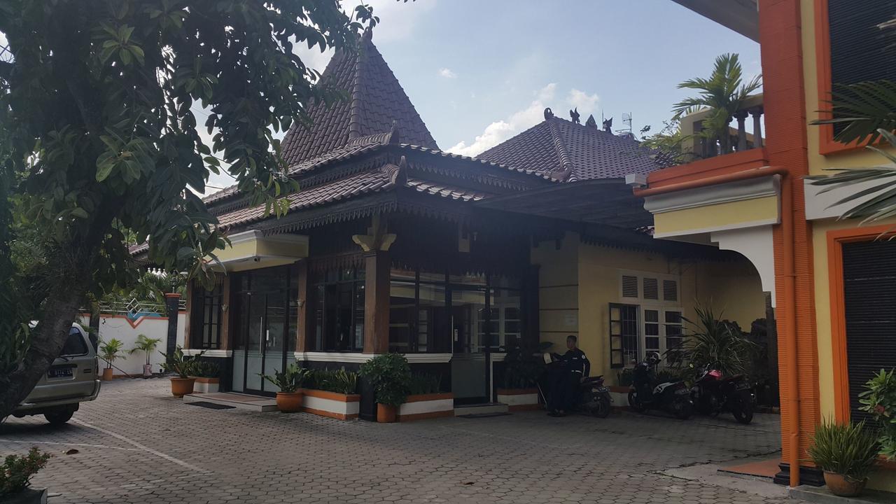 Simpang Tujuh Hotell Cepu Exteriör bild